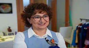 Emeklilikten sonra yöneldiği keçe sanatında kültürel miras taşıyıcısı oldu