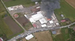 GÜNCELLEME - Sakarya'da fındık kırım fabrikasında çıkan yangın kontrol altına alındı