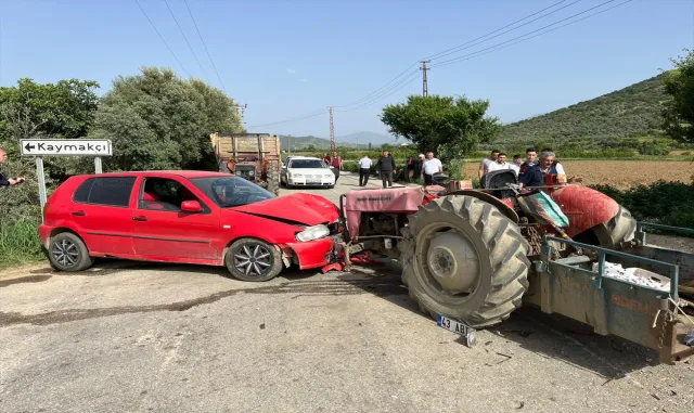 İzmir'de otomobille traktörün çarpıştığı kazada 4 kişi yaralandı