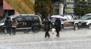 Kars'ın Sarıkamış ilçesinde dolu etkili oldu