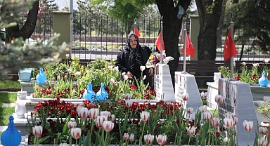 Kayseri'de şehit anneleri, Anneler Günü'nde evlatlarının kabri başında dua etti