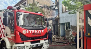 Kocaeli'de yangına müdahale eden 2 itfaiyeci evin bir bölümünün çökmesiyle yaralandı