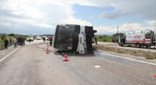 Konya'da yolcu otobüsü devrildi, 13 kişi yaralandı