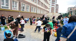 Sorgun'da okul bahçesi ailelerin katılımıyla çiçeklendirildi