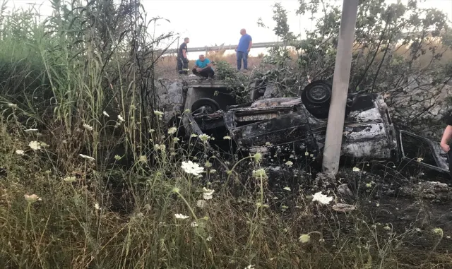 Antalya'da şarampole devrilen hafif ticari aracın sürücüsü öldü