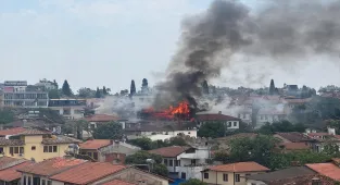 Antalya'da tarihi Kaleiçi'nde çıkan yangına müdahale ediliyor