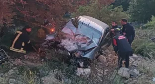 Beyşehir'de uçuruma devrilen otomobildeki 3 kişi yaralandı