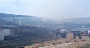 Burdur'da çıkan yangında 2 ev ve 1 metruk bina kullanılamaz hale geldi