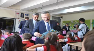 Bursa ve çevre illerdeki öğrenciler karnelerini aldı