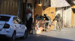 Filistin topraklarını gasbeden İsrailliler, Batı Şeria’daki El Halil kentine baskın düzenledi