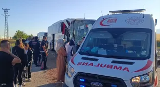 GÜNCELLEME - Afyonkarahisar'da yolcu otobüsünün tıra çarptığı kazada 24 kişi yaralandı