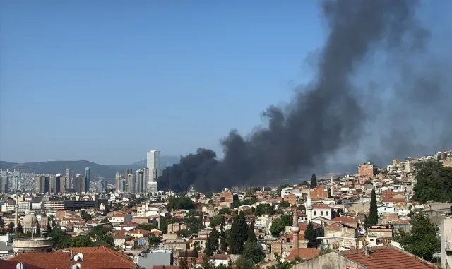 GÜNCELLEME - İzmir'de depoda çıkan yangına müdahale ediliyor