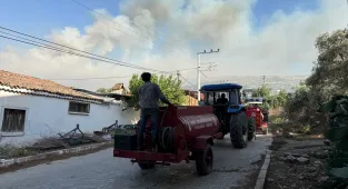 GÜNCELLEME - İzmir'de otluk alandan yerleşim yerlerine sıçrayan yangın kontrol altına alındı