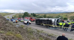 GÜNCELLEME - Yozgat'ta cenaze töreninden dönenleri taşıyan midibüs devrildi: 2 kişi öldü, 15 kişi yaralandı