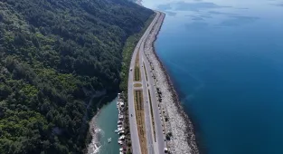 Karadeniz Sahil Yolu'nun Samsun-Sinop bölümü sürücülere doyumsuz seyir sunuyor
