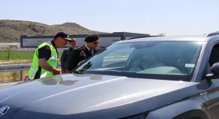 Kayseri'de jandarma, sürücü ve yolculara çikolata ikram etti