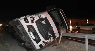 Kırıkkale'de devrilen tırın sürücüsü yaralandı