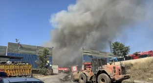 Kocaeli'de hurda atık depolama sahasında çıkan yangın kontrol altına alındı