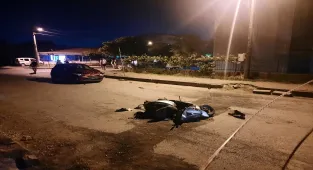 Kocaeli'de otomobille çarpışan motosikletin sürücüsü öldü, oğlu ağır yaralandı