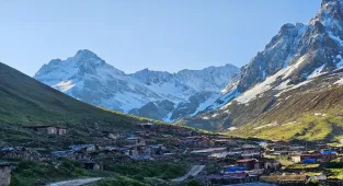 Rize'de bazı yaylaların yüksek kesimlerine kar yağdı