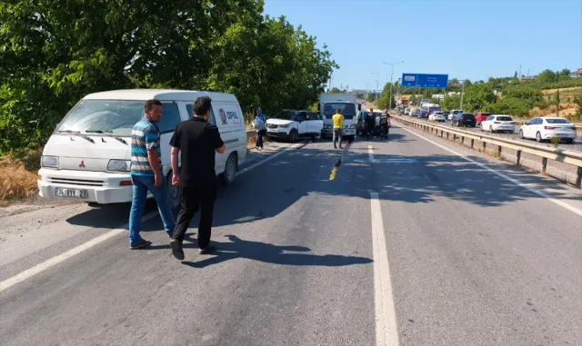 Sakarya'da 5 aracın karıştığı kazada 3 kişi yaralandı