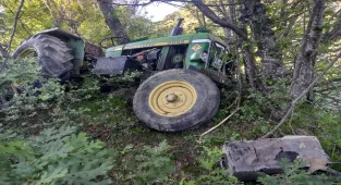 Sinop'ta traktörün uçuruma devrildiği kazada sürücü ağır yaralandı