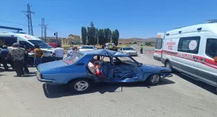 Sivas'ta iki otomobilin çarpıştığı kazada 4 kişi yaralandı 