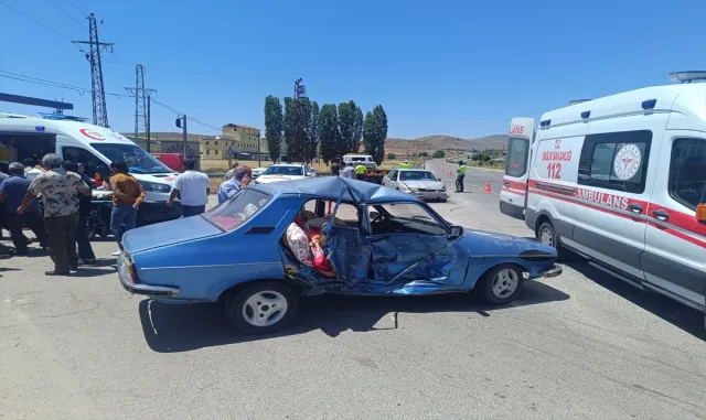 Sivas'ta iki otomobilin çarpıştığı kazada 4 kişi yaralandı