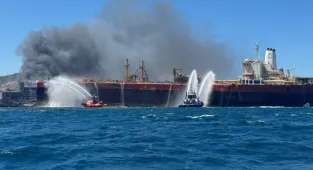 Aliağa Limanı'nda sökümü yapılan gemide çıkan yangın kontrol altında 