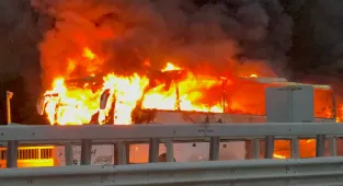 Anadolu Otoyolu'nun Düzce kesimindeki otobüs yangını nedeniyle İstanbul istikameti ulaşıma kapandı