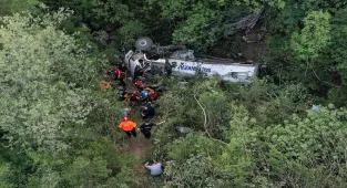 Bursa'da orman yangını bölgesine su taşıyan tankerin devrilmesi sonucu 1 kişi öldü