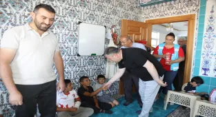 Çubuk'ta Kur'an kursu öğrencilerine dondurma ikram edildi