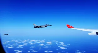Cumhurbaşkanı Erdoğan'ın içinde bulunduğu TUR uçağına KKTC'ye varışında F-16'lar eşlik etti