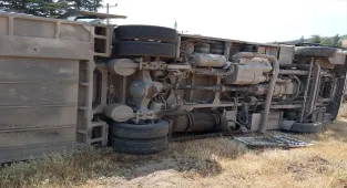 Eskişehir'de devrilen belediye otobüsündeki 2 yolcu yaralandı