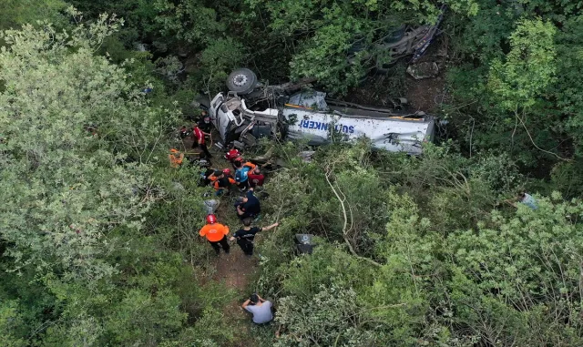 GÜNCELLEME - Bursa'da orman yangını bölgesine su taşıyan tankerin devrilmesi sonucu 3 kişi öldü