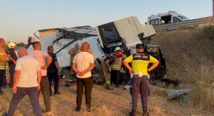 GÜNCELLEME - Kuzey Marmara Otoyolu'nda şarampole devrilen tırdaki 2 kişi hayatını kaybetti 