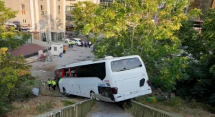 GÜNCELLEME - Maltepe'de köprülü kavşaktan şarampole düşen otobüsteki 8 kişi yaralandı