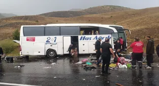 GÜNCELLEME - Sivas'ta yolcu otobüsü dağın yamacına çarptı, 3 kişi öldü, 24 kişi yaralandı