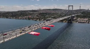 İstanbul Boğazı'ndaki köprülere Türk bayrağı asıldı