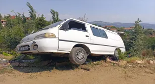 İzmir'de freni boşalan panelvanın altında kalan işçi hayatını kaybetti