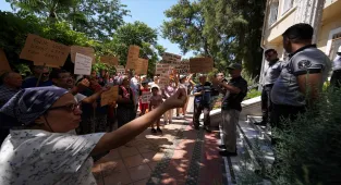 İzmir'de günlerdir suları kesik olan mahalle sakinleri kalıcı çözüm bekliyor