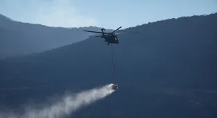 İzmir'in Seferihisar ve Menderes ilçelerindeki orman yangınlarına müdahale sürüyor