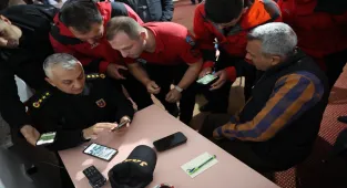 Rize Valisi Baydaş, düşen özel jete ulaşılması için yürütülen çalışmaları sahada koordine ediyor