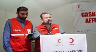 Türk Kızılaydan Pakistan'da 1400 kişiye nakit yardımı