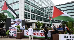 ABD'de göstericiler, medyanın Gazze'ye saldırılar konusunda taraflı olmasını protesto etti