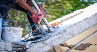 Balıkesir'deki depremde yıkılan 3 katlı binadan karot örneği alındı