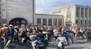 Brüksel'de uluslararası gazeteciler İsrail'in Gazze'de meslektaşlarını katletmesini protesto etti 