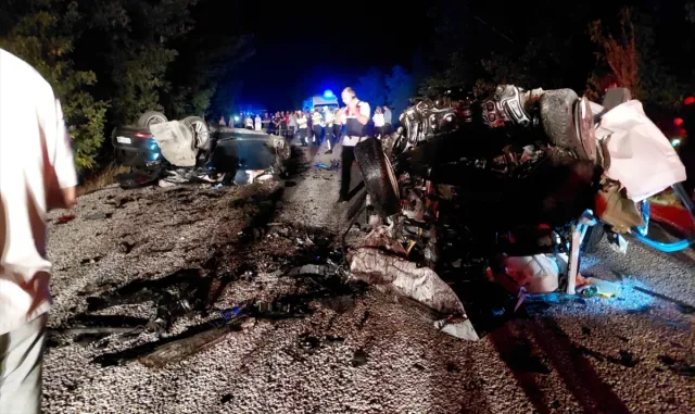 Çanakkale'deki trafik kazasında ölen 6 kişiden ikisinin cenazeleri Edirne'de toprağa verildi