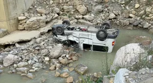 Düzce'de dereye devrilen hafif ticari araçtaki 5 kişi yaralandı