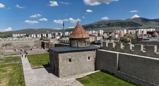 Erzurum'un ilk mescidinde 9 yıl sonra toplu namaz kılındı